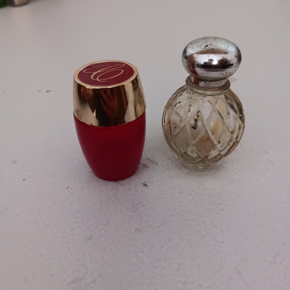 !2 vintage avon bottles. - Picture 1 of 4
